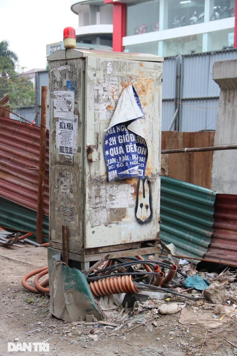 Một số bốt điện bị dán chi chít những tờ quảng cáo, giấy thông báo... gây mất mỹ quan.