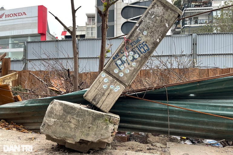 Thậm chí có bốt điện đã bị đổ, được đánh chuyển lên đường.