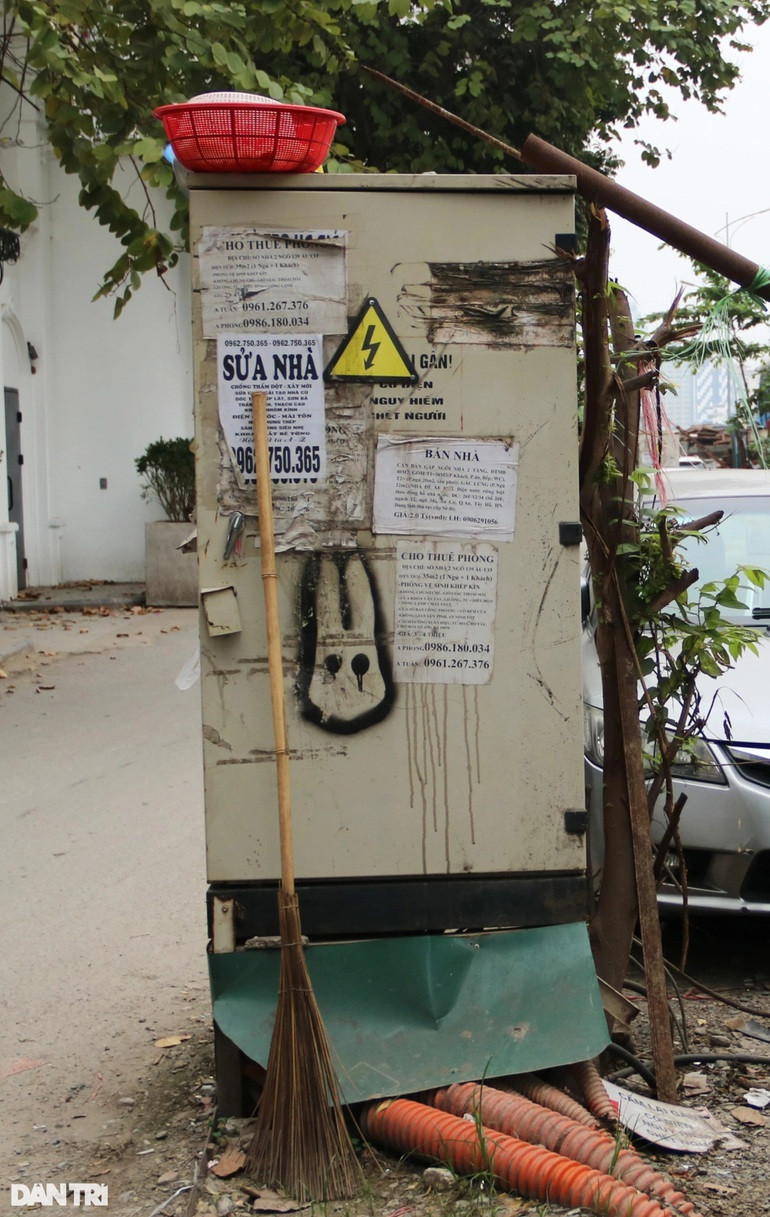 "Hiện đơn vị công là người quản lý các bốt điện. Do quá trình thi công chưa xong nên các bốt điện này đang được đặt tạm tại khu vực đường 5 m, ngoài ra các đường dây điện cũng chưa được chủ đầu tư chôn ngầm khiến nhiều người dân hoang mang và lo lắng", vị đại diện điện lực thông tin thêm.