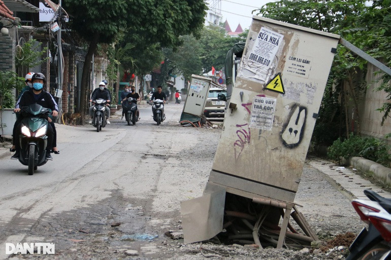 Theo ghi nhận, tại tuyến đường 5 m Âu Cơ, sau khi công trình bắt đầu khởi công, các bốt điện được hạ nằm ngay giữa đường, xung quanh được giằng, chống bởi các thanh thép gây mất mỹ quan và nguy hiểm cho người dân.
