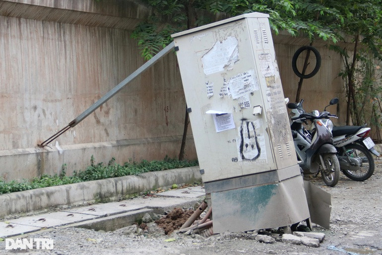 Các bốt điện được "chống nạng" tại đường 5 m Âu Cơ.