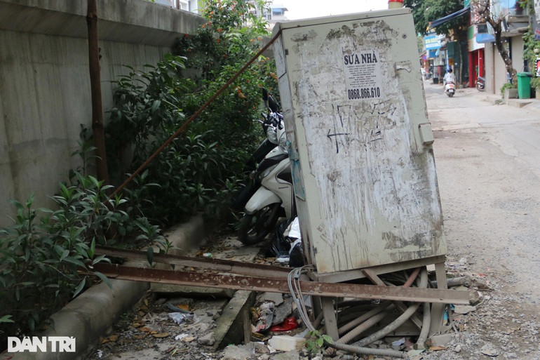 Liên quan tới việc này, trao đổi với PV Dân trí, đại diện đơn vị điện lực (quản lý điện tại đường Âu Cơ) cho hay, hiện tại toàn bộ các bốt điện nằm trên đường 5 m ở đường Âu Cơ đều đang có điện. Sau khi bàn giao các bốt điện này cho đơn vị thi công dự án mở rộng đường Âu Cơ, thì đơn vị thi công đang trực tiếp quản lý các bốt điện đó.