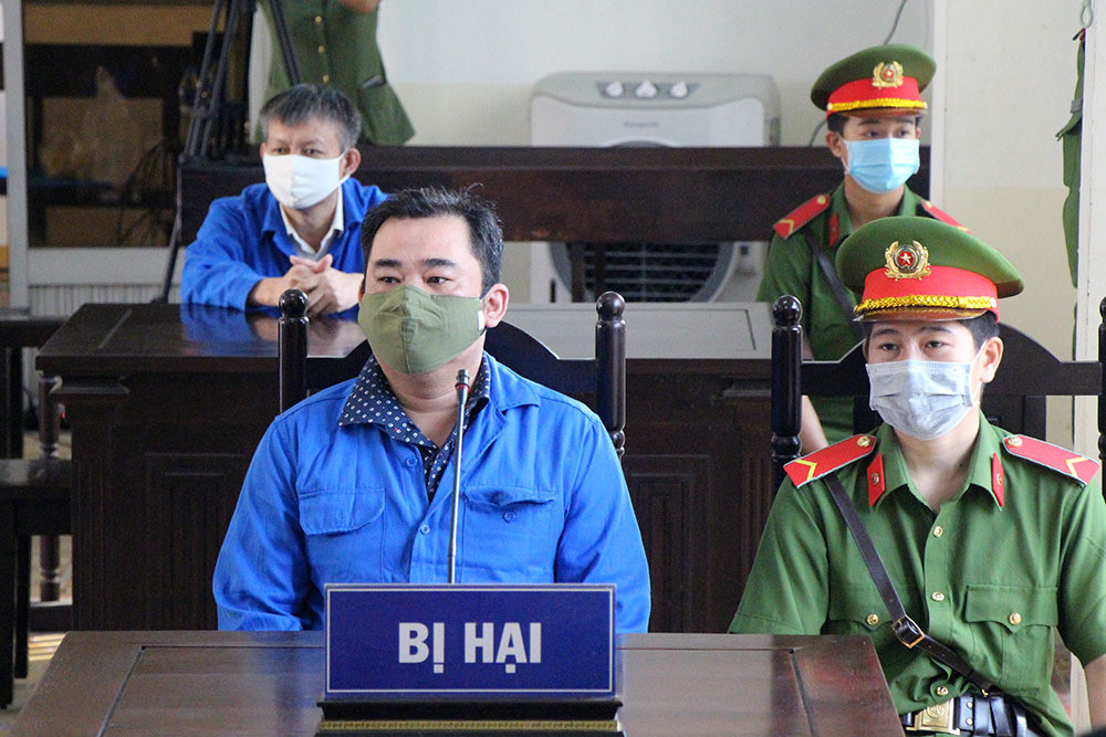 Trong quá trình đấu tranh, Mãnh còn khai báo bị nhóm của Đào Ngọc Cảnh (TP Đà Nẵng) lừa đảo, chiếm đoạt tiền. Mãnh thông tin cùng với các đối tượng khác chi 20 tỷ đồng nhờ nhóm của Đào Ngọc Cảnh tìm người “điều” Giám đốc Công an tỉnh An Giang đi nơi khác.