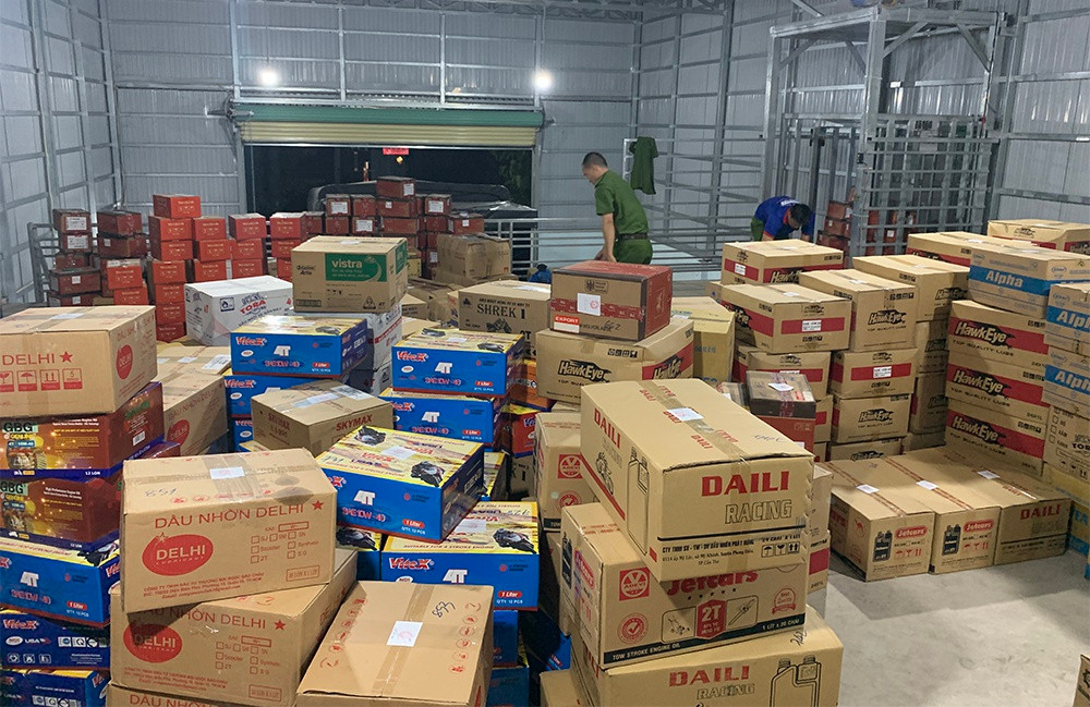 Cụ thể, ngày 2/3/2021, Cơ quan CSĐT Công an tỉnh An Giang tiến hành bắt giữ Trần Trí Mãnh, Giám đốc Công ty Gia Thịnh. Cảnh sát thu giữ nhiều đồ vật, tài liệu có liên quan đến hành vi sản xuất, buôn bán hàng giả là phụ tùng xe máy các thương hiệu Honda, Yamaha… và nhớt các nhãn hiệu Kubota, Castrol.