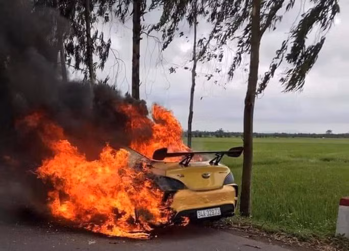 Theo tiến sĩ Hùng, nếu pha các dung môi hóa chất như naphtha và các hóa chất khác trong dầu làm cho phớt dầu và pha thêm methanol, ethanol… làm cho các phớt dầu của máy bị doãng ra dễ gây hở hơi. Khi chạy nhiệt độ cao, dừng đột ngột hay chạy chậm lại sẽ tạo tích tụ hỗn hợp quanh buồng nổ thành hỗn hợp cháy dẫn đến gây cháy, nổ. Có 2 loại pha vào cho xăng để nâng chỉ số Octan (Toluene - chỉ số cháy nổ) trong xăng cao lên dẫn đến làm doãng các ống gioăng ra, khi hở ra hơi bay ra, khi chạy, nhiệt độ cao của máy dừng đột ngột sẽ thành hỗn hợp cháy xung quanh động cơ gây cháy, nhất là những máy cũ hở gioăng. Do đó nguyên nhân chính xe cháy nổ do nhiên liệu nhiều còn về điện thì ít hơn.