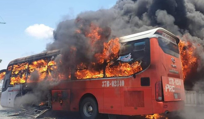  Xăng giả là một trong những nguyên nhân gây cháy nổ hàng loạt xe máy, ô tô. TS Hoàng Mạnh Hùng - nguyên Phó viện trưởng Viện Khoa học hình sự, Giám đốc Trung tâm tư vấn giám định dân sự khi trao đổi với báo chí từng khẳng định, xăng giả, xăng kém chất lượng là một trong những nguyên nhân gây ra cháy, nổ xe.