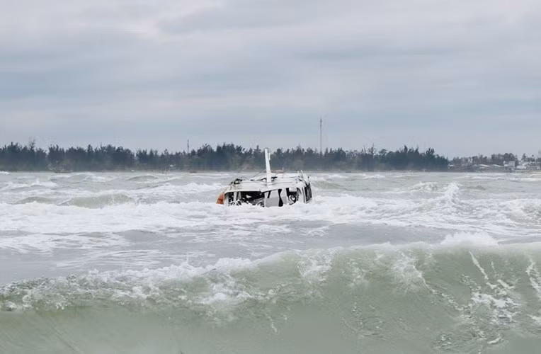 Chim ca no bien Cua Dai 17 nguoi chet: Do tau thiet ke kin?-Hinh-2