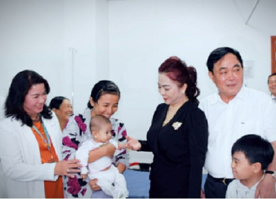 Trước khi bị khởi tố, bà Nguyễn Phương Hằng cũng được dư luận biết đến là người có nhiều đóng góp cho hoạt động xã hội như quỹ từ thiện Hằng Hữu đã tài trợ cho Bệnh viện Đà Nẵng, Bệnh viện Nhi đồng Thành Phố và Bệnh viện Chợ Rẫy nhiều tỷ đồng thông qua chương trình “Trái tim Hằng Hữu” và Quỹ giờ vàng cấp cứu” để giúp đỡ các trẻ em có bệnh tim bẩm sinh, não úng thuỷ không có khả năng chi trả viện phí. Quỹ mổ tim Hằng Hữu trong 7 năm qua đã cứu sống hàng ngàn trái tim.