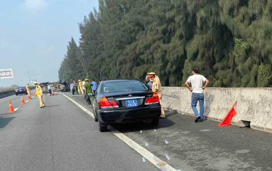 Đồng thời, CSGT cũng nhanh chóng tiến hành thực hiện các bước xác minh, điều tra tại hiện trường để làm rõ nguyên nhân vụ tai nạn. 