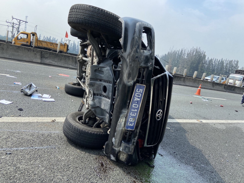 UBND TPHCM cũng đã có chỉ đạo các cơ quan liên quan của Thành phố phối hợp với cơ quan chức năng của tỉnh Long An để điều tra nguyên nhân của vụ tai nạn. Đồng thời, Thường trực UBND TP HCM đã có phân công xử lý những công việc mà ông Lê Hoà Bình đang chỉ đạo để công việc không bị gián đoạn. Về lễ tang của ông Lê Hoà Bình, Văn phòng UBND TP HCM sẽ có thông tin. 