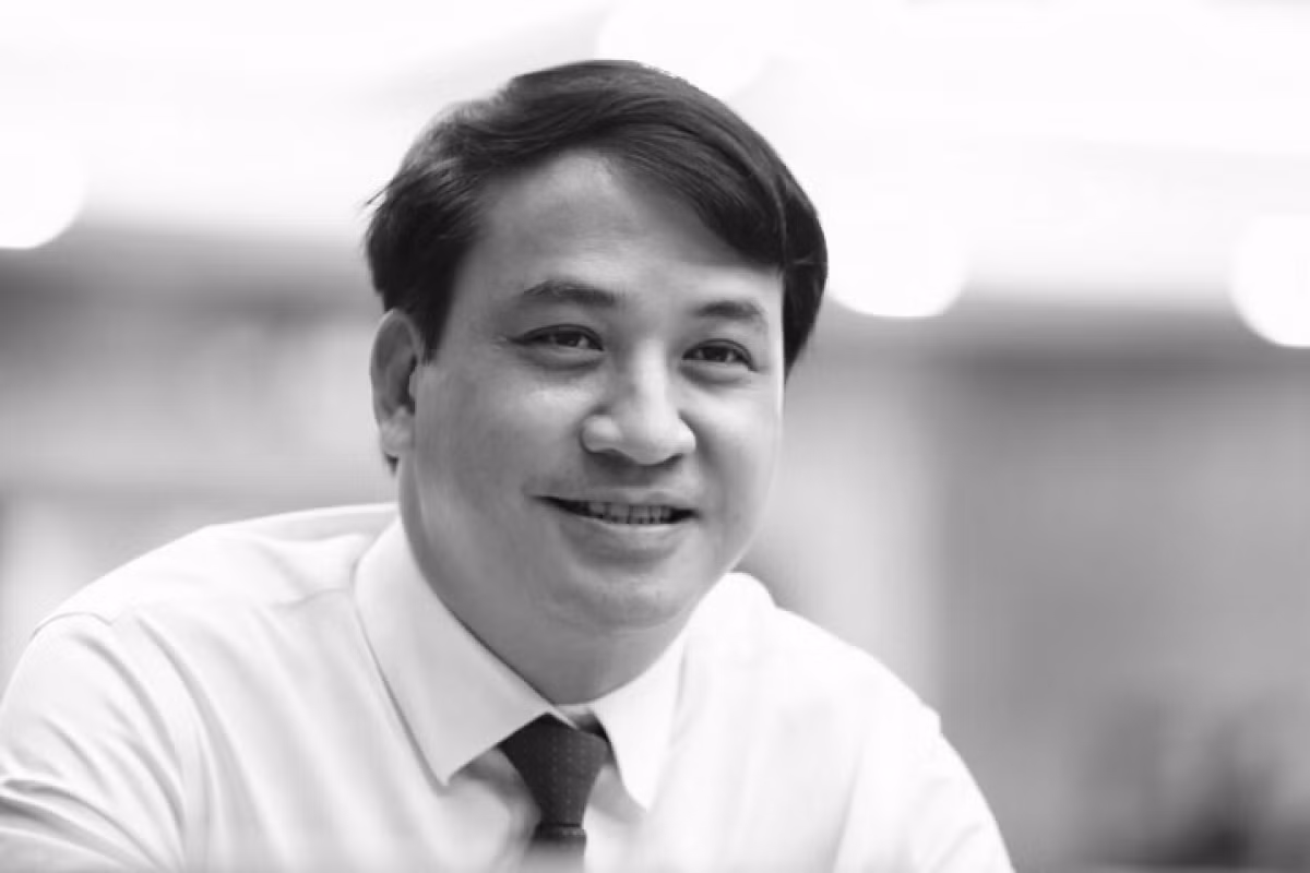 Trước đó, ông Bình đã trải qua nhiều vị trí công tác tại Tổng Công ty xây dựng Sài Gòn, Công ty Xây dựng Rodio, Công ty Kiểm định xây dựng Sài Gòn, Ban Quản lý dự án Nâng cấp đô thị TP HCM, Ban Quản lý Đầu tư Xây dựng công trình nâng cấp đô thị TP HCM; Phó Giám đốc Sở Xây dựng TP HCM, Chủ tịch UBND quận 7, Giám đốc Sở Xây dựng TPHCM. 