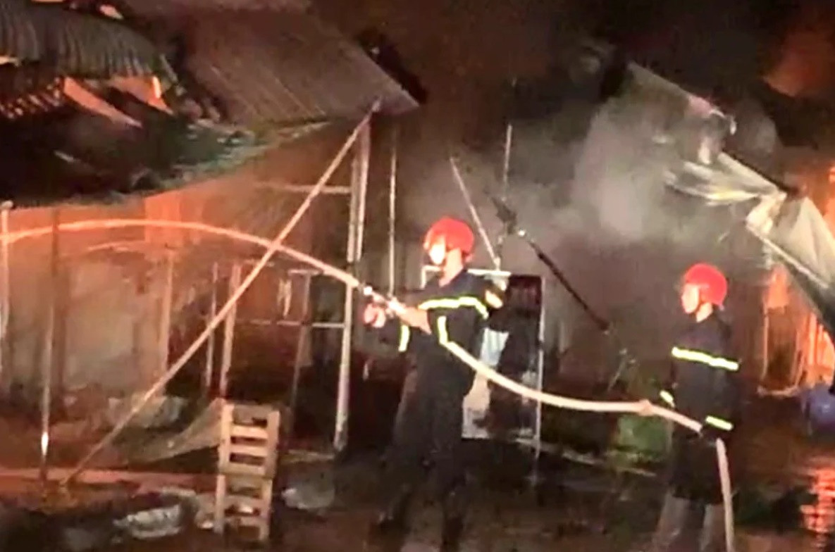  Cháy lớn tại Trung tâm Thương mại Cái Dầu: Khoảng 2h30 ngày 27/3, tại Trung tâm Thương mại thị trấn Cái Dầu (tỉnh An Giang) xảy ra vụ cháy lớn. Người dân nghe tiếng nổ lớn và lửa cháy tại shop Dũng Ly. Cảnh sát PCCC đã nhanh chóng đến dập lửa nhưng vụ cháy gây thiệt hại cho khoảng 40 ki-ốt, chủ yếu là nơi bán vải, ước tính thiệt hại do hỏa hoạn khoảng 5 tỷ đồng. Vụ cháy không gây thiệt hại về người. 