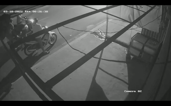  Bắt giam 12 người trong vụ hỗn chiến khiến 1 người chết: Ngày 27/3, Công an TP HCM đã khởi tố bị can, bắt tạm giam 12 đối tượng về tội “Giết người”, “Cố ý gây thương tích” và “Gây rối trật tự công cộng”. Rạng sang 18/3, hai nhóm thanh niên (khoảng 15 người) đuổi chém nhau trên đường Văn Mười (Hóc Môn). Vụ việc khiến P.K.D. (SN 1998) bị thương tích được đưa vào bệnh viện cấp cứu nhưng sau đó tử vong. Nguyên nhân ban đầu được xác định do mâu thuẫn trên mạng.