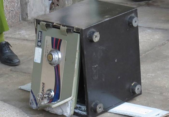  Giám đốc người Nhật Bản bị điều tra vì tham ô: Ngày 27/3, Công an huyện Việt Yên (Bắc Giang) vừa bàn giao Niihama Kenichi (SN 1974, quốc tịch Nhật Bản, Giám đốc tài chính của Công ty TNHH sản xuất SanWa Việt Nam) cho Cơ quan CS ĐT Công an tỉnh Bắc Giang để điều tra về hành vi "Tham ô tài sản". Trước đó 2 ngày, Cảnh sát tiếp nhận đơn trình báo của địa diện Công ty TNHH sản xuất SanWa Việt Nam về việc phát hiện bị mất số tiền hơn 268 triệu đồng để trong két sắt. Cùng ngày, Công an huyện Việt Yên đã điều tra làm rõ nghi phạm là Niihama Kenichi về hành vi "Tham ô tài sản". 