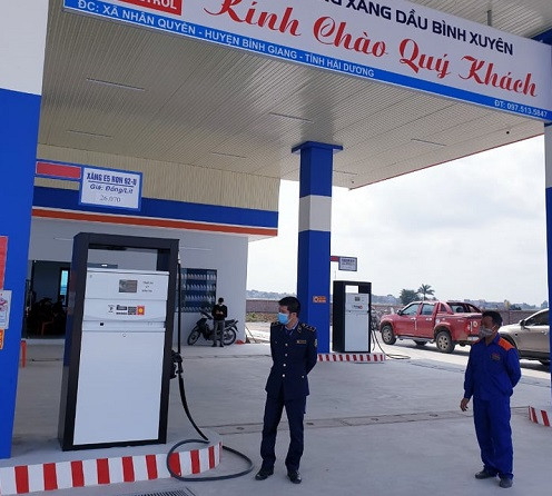 "Về sự cố cây xăng đổ nước lã cho khách, quá trình kiểm tra trên cơ sở báo cáo giải trình cổ bể chứa xăng A95 số 2 có ốc bu lông mặt bích xiết không chặt và không đều, còn nhiều ốc bulong siết lỏng dẫn đến có khe hở ở cổ bể, cộng với thời tiết nồm ẩm kèm theo mưa nên nước thẩm thấu qua cát ngấm vào miệng bể và theo khe hở chảy vào trong bể chứa xăng A95 số 2", ông Phúc cho biết.