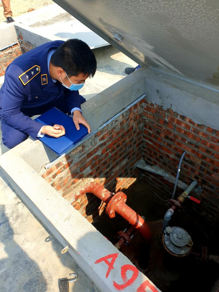 Thượng tá Vũ Đình Hùng - Trưởng Công an huyện Bình Giang cho biết, sau khi nhận được phản ánh của người dân về việc cây xăng Bình Xuyên bán xăng kém chất lượng cho dân, Đội Cảnh sát kinh tế Công an huyện Bình Giang đã tới lập biên bản sự việc, yêu cầu chủ cơ sở ngừng kinh doanh để xác minh có hay không tình trạng mua xăng nhưng có nước lã. Chủ cây xăng đã chủ động khắc phục. Người dân không có đơn khiếu kiện.