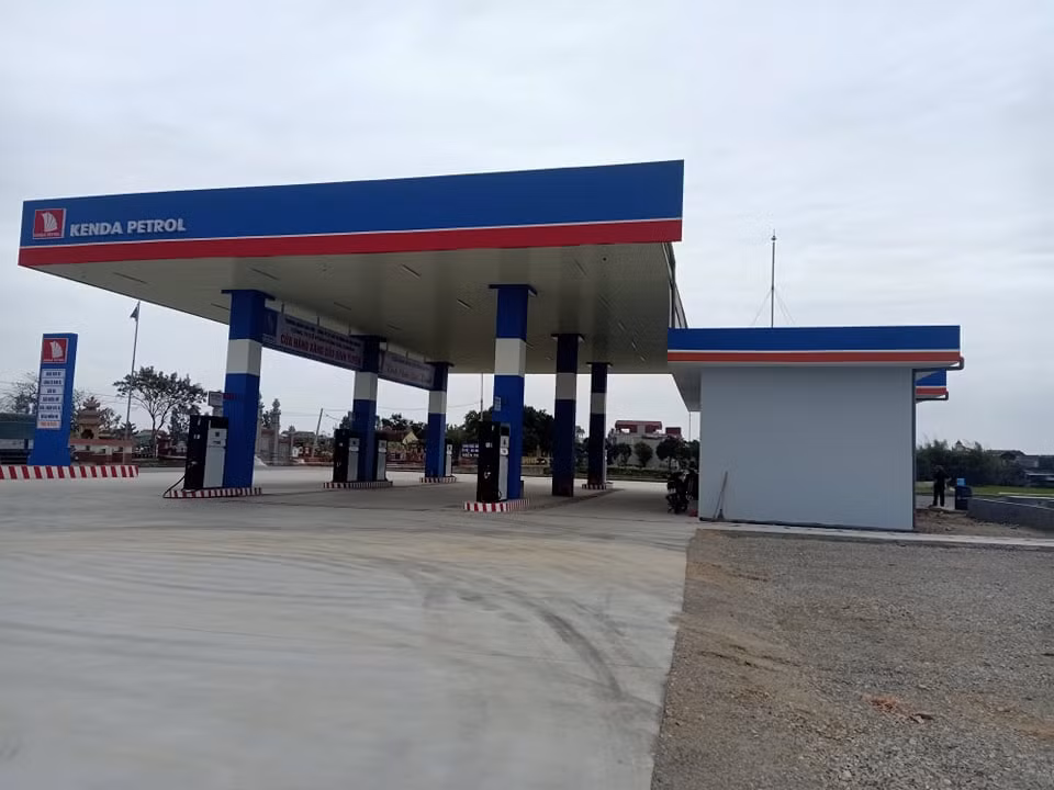 Trao đổi với PV, lãnh đạo Sở Công thương Hải Dương cho biết, cây xăng Bình Xuyên chưa được Sở cấp chứng nhận đủ điều kiện kinh doanh nhưng đã tự ý đi vào hoạt động là sai quy định. Theo đó, ngày 11/3, Sở mới nhận được hồ sơ xây dựng của cây xăng Bình Xuyên trong khi doanh nghiệp này đã tự ý hoạt động được khoảng hơn 1 tháng nay. “Sở sẽ kiểm tra, xác minh và xử lý nghiêm nếu doanh nghiệp có dấu hiệu vi phạm", lãnh đạo Sở cho biết.