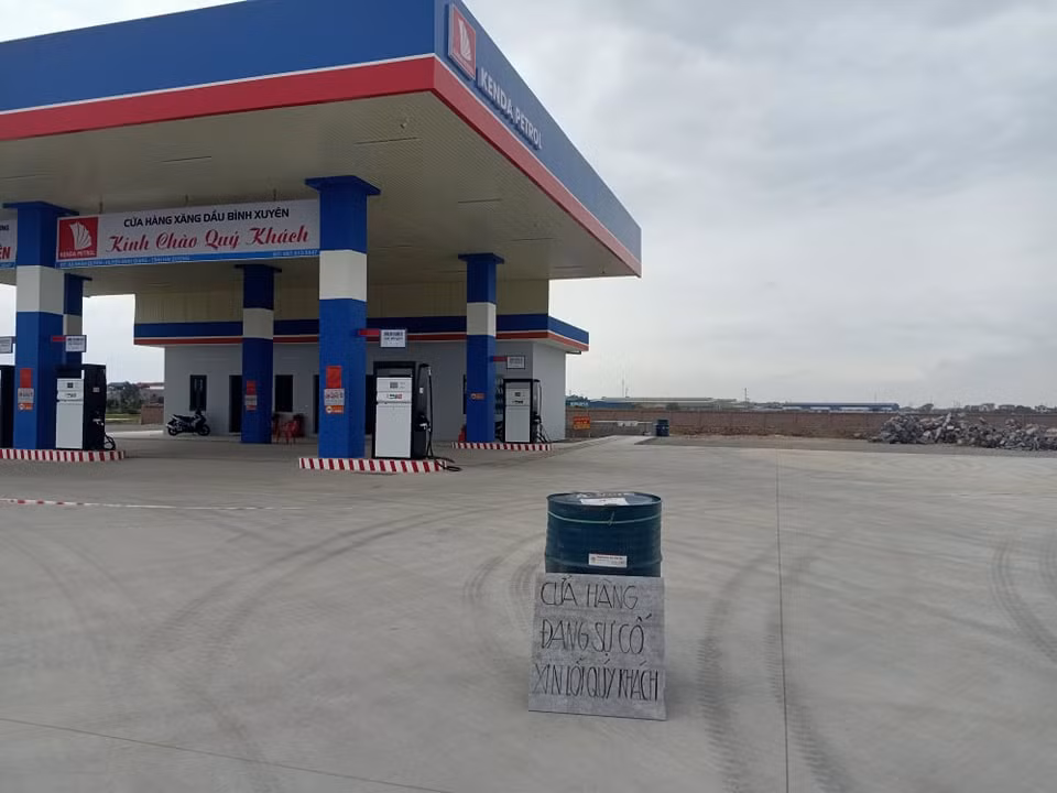 Sở Công thương đã tiến hành kiểm tra hành chính, yêu cầu chủ doanh nghiệp cung cấp hồ sơ pháp lý liên quan đến hoạt động kinh doanh xăng dầu nhưng đơn vị chưa xuất trình được các giấy tờ liên quan. Đồng thời, Sở đã thiết lập hồ sơ, yêu cầu niêm phong cửa hàng xăng dầu Bình Xuyên.