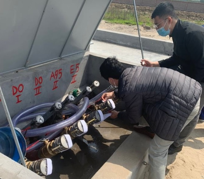 Ông Trần Văn Toàn – Quyền Cục trưởng Cục Quản lý thị trường Hải Dương cho biết, đơn vị đang phối hợp với thanh tra Sở Công thương Hải Dương để làm rõ vụ việc. Nói về nguyên nhân dẫn đến việc xăng lẫn nước lã, Quyền Cục trưởng Cục Quản lý thị trường Hải Dương cho biết, theo giải trình của ông Lê Huy Hoàn - Giám đốc cửa hàng xăng dầu Bình Xuyên khi thiết kế bể chứa xăng bị thấp, tổ thi công thiết kế nắp gioăng của bể chứa vặn không hết, bị lỏng nên mưa xuống nước thấm và tràn vào khoang gioăng của bể chứa dẫn đến tình trạng xăng pha nước lã.