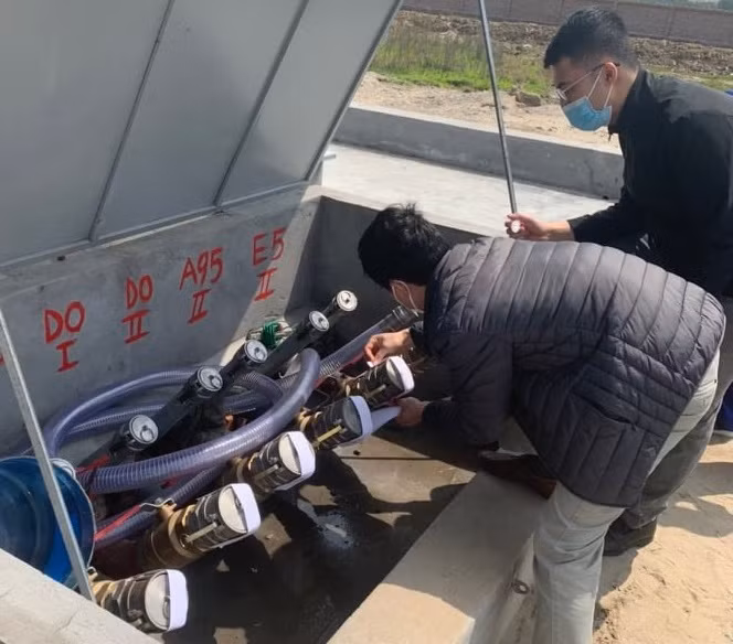 Ông Trần Văn Toàn – Quyền Cục trưởng Cục Quản lý thị trường Hải Dương cho biết, đơn vị đang phối hợp với thanh tra Sở Công thương Hải Dương để làm rõ vụ việc. Nói về nguyên nhân dẫn đến việc xăng lẫn nước lã, Quyền Cục trưởng Cục Quản lý thị trường Hải Dương cho biết, theo giải trình của ông Lê Huy Hoàn - Giám đốc cửa hàng xăng dầu Bình Xuyên khi thiết kế bể chứa xăng bị thấp, tổ thi công thiết kế nắp gioăng của bể chứa vặn không hết, bị lỏng nên mưa xuống nước thấm và tràn vào khoang gioăng của bể chứa dẫn đến tình trạng xăng pha nước lã.