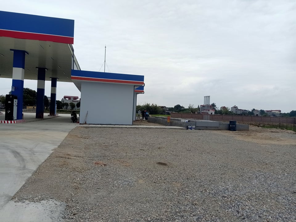 Ông Nguyễn Xuân Phúc - Trưởng phòng Kinh tế hạ tầng huyện Bình Giang cho biết, hiện nay công trình cây xăng Bình Xuyên mới được nghiệm thu 3/8 hạng mục. Cụ thể, mái che cột bơm 384 m2, nhà văn phòng 131,2 m2, khu bể chứa xăng dầu 91,8 m2, còn lại 5 hạng mục chưa được thực hiện.