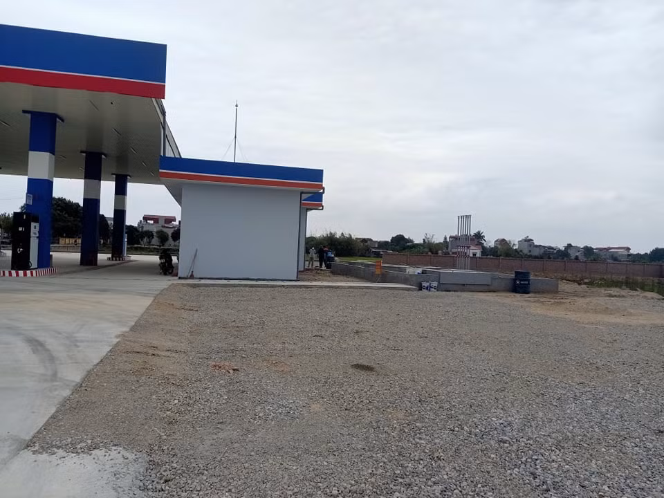 Ông Nguyễn Xuân Phúc - Trưởng phòng Kinh tế hạ tầng huyện Bình Giang cho biết, hiện nay công trình cây xăng Bình Xuyên mới được nghiệm thu 3/8 hạng mục. Cụ thể, mái che cột bơm 384 m2, nhà văn phòng 131,2 m2, khu bể chứa xăng dầu 91,8 m2, còn lại 5 hạng mục chưa được thực hiện.