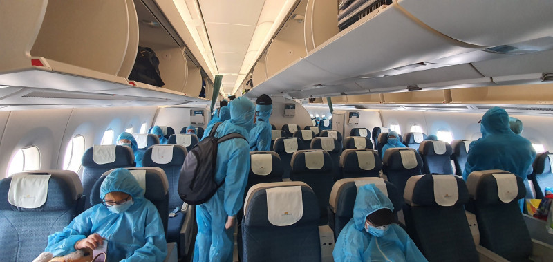 Tại họp báo thường kỳ Bộ Ngoại giao chiều 17/2, người phát ngôn Lê Thị Thu Hằng nêu quan điểm: "Chủ trương nhất quán của Bộ Ngoại giao đối với vụ việc này là sai phạm đến đâu xử lý đến đó, theo đúng quy định của pháp luật, không bao che, không có vùng cấm, không có ngoại lệ, bất kể người đó là ai". Bộ Ngoại giao đang phối hợp chặt chẽ với các cơ quan chức năng để làm rõ vụ việc và đã ra quyết định đình chỉ đối với các cán bộ liên quan để phục vụ điều tra. (Ảnh minh họa) 