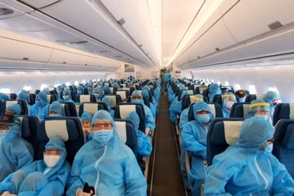 Sau khi khởi tố các bị can trên, giữa tháng 2, cơ quan điều tra tiếp tục đề nghị Bộ trưởng GTVT chỉ đạo các đơn vị chức năng cung cấp danh sách chi tiết chuyến bay giải cứu công dân về nước để phục vụ điều tra vụ án nhận hối lộ. (Ảnh minh họa) 