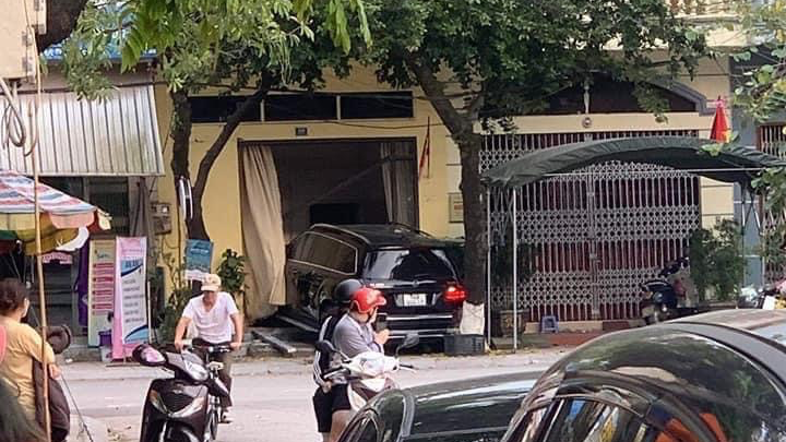 Nguyen nhan vu xe Mercedes gay tai nan kinh hoang khien 1 nguoi tu vong