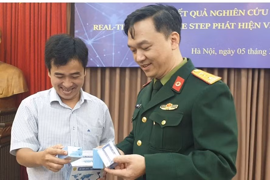 Công ty Việt Á tham gia cùng nhóm từ những ngày đầu nghiên cứu là bởi tính cấp bách. 2 giai đoạn được tích hợp làm một. Việc chuyển giao gần như đồng thời giữa nhóm nghiên cứu và đơn vị sản xuất để cùng nhau thẩm định kết quả, kịp cho việc sản xuất kit phục vụ phòng chống dịch. 