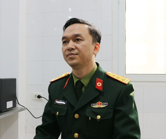 Theo ông Sơn, các nhà khoa học của Học viện Quân y đã thực hiện đúng chức năng, nhiệm vụ là nghiên cứu thành công quy trình chế tạo bộ sinh phẩm RT-PCR sàng lọc và realtime RT-PCR phát hiện chủng 2019-nCoV. Học viện Quân y không có chức năng sản xuất cũng như phân phối thương mại sản phẩm. (Ảnh: Báo PLVN)
