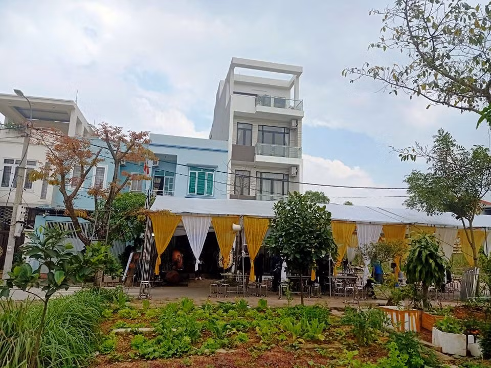 Tối 30/3, cơ quan công an đã hoàn tất khám nghiệm tử thi và thi thể hai mẹ con chị N. đã được đưa đi hỏa thiêu. Lễ tang hai mẹ con chị N. được gia đình tổ chức vào lúc 8h sáng nay 31/3 và sẽ an táng vào lúc 15h chiều cùng ngày. Hiện Công an tỉnh Hải Dương phối hợp với Công an TP Chí Linh đang điều tra nguyên nhân tử vong của hai mẹ con. 