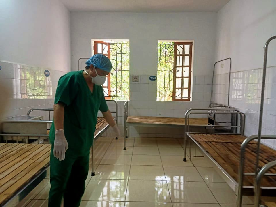 Bác sĩ Lân chỉ nơi phát hiện thi thể hai mẹ con.