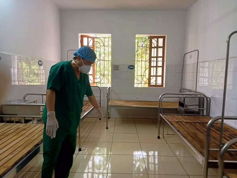 Bác sĩ Lân chỉ nơi phát hiện thi thể hai mẹ con.