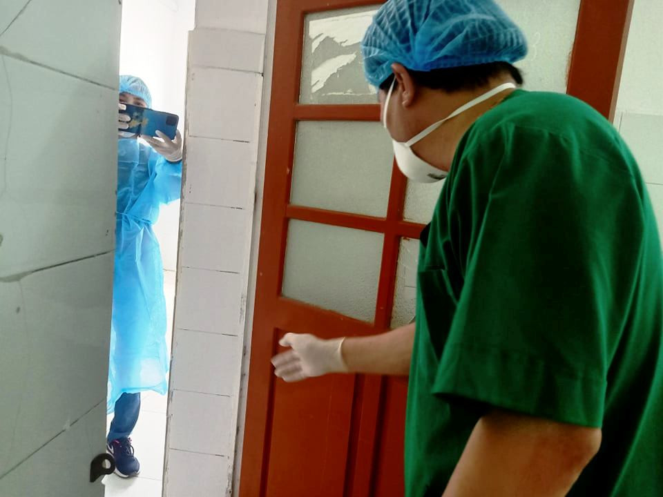 Khoảng 18h30 ngày 30/3, khi người nhà mang hoa quả đến nhưng không thấy mẹ con chị N. Các nhân viên y tế cùng người nhà BN đi tìm và phát hiện một căn phòng bị khóa trái, chốt cửa không mở được. Nhìn qua khe cửa, các nhân viên phát hiện hai mẹ con nằm bất động giữa vũng máu. Phá cửa vào bên trong, các nhân viên phát hiện hai mẹ con đã tử vong, bên cạnh có một con dao nhọn. 