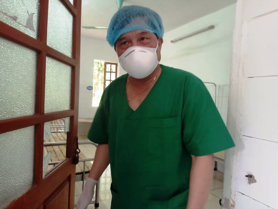 Căn phòng phát hiện sự việc có bệnh nhân mới ra viện và không còn ai. Trước thời điểm xảy ra vụ việc, bệnh viện mở cửa phòng cho lau khử khuẩn. (Ảnh: Giám đốc Trung tâm Y tế TP Chí Linh Hoàng Ngọc Lân trước căn phòng xảy ra vụ việc). 