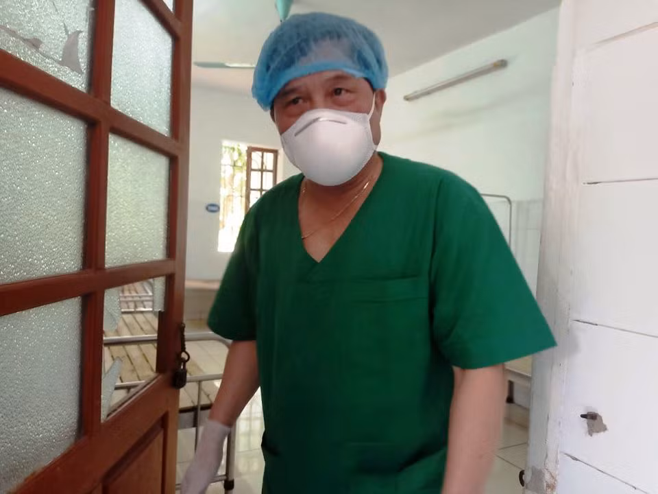 Căn phòng phát hiện sự việc có bệnh nhân mới ra viện và không còn ai. Trước thời điểm xảy ra vụ việc, bệnh viện mở cửa phòng cho lau khử khuẩn. (Ảnh: Giám đốc Trung tâm Y tế TP Chí Linh Hoàng Ngọc Lân trước căn phòng xảy ra vụ việc). 