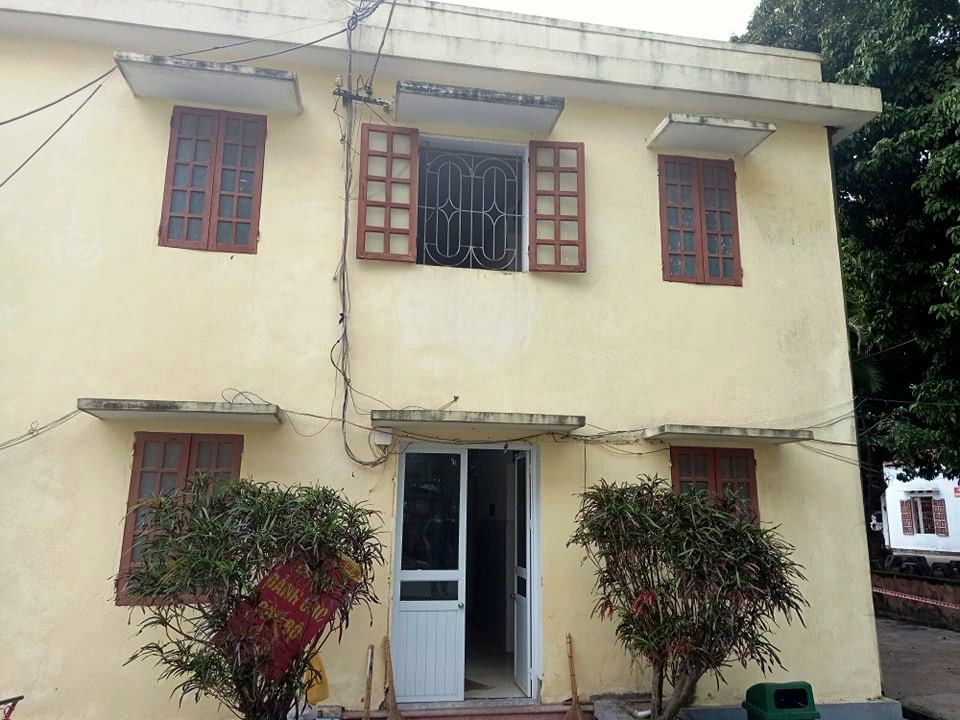 Lãnh đạo UBND phường Sao Đỏ cho biết, hai vợ chồng chị N. là lao động tự do, có 3 con. Gia định chị N. có một cháu thứ 2, 8 tuổi bị khuyết tật. Hàng năm các đoàn thể chính trị, UBND phường cũng quan tâm. Phường cũng đưa cháu thứ 2 bị khuyết tật vào diện hưởng bảo trợ xã hội hàng tháng. Sự việc xảy ra là rất đáng tiếc.