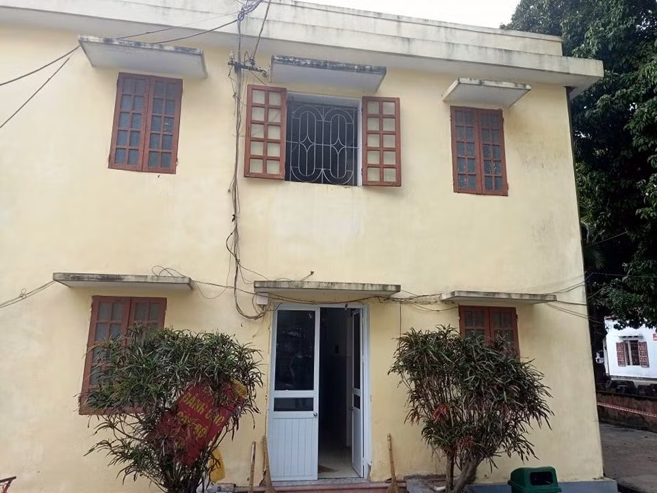 Lãnh đạo UBND phường Sao Đỏ cho biết, hai vợ chồng chị N. là lao động tự do, có 3 con. Gia định chị N. có một cháu thứ 2, 8 tuổi bị khuyết tật. Hàng năm các đoàn thể chính trị, UBND phường cũng quan tâm. Phường cũng đưa cháu thứ 2 bị khuyết tật vào diện hưởng bảo trợ xã hội hàng tháng. Sự việc xảy ra là rất đáng tiếc.