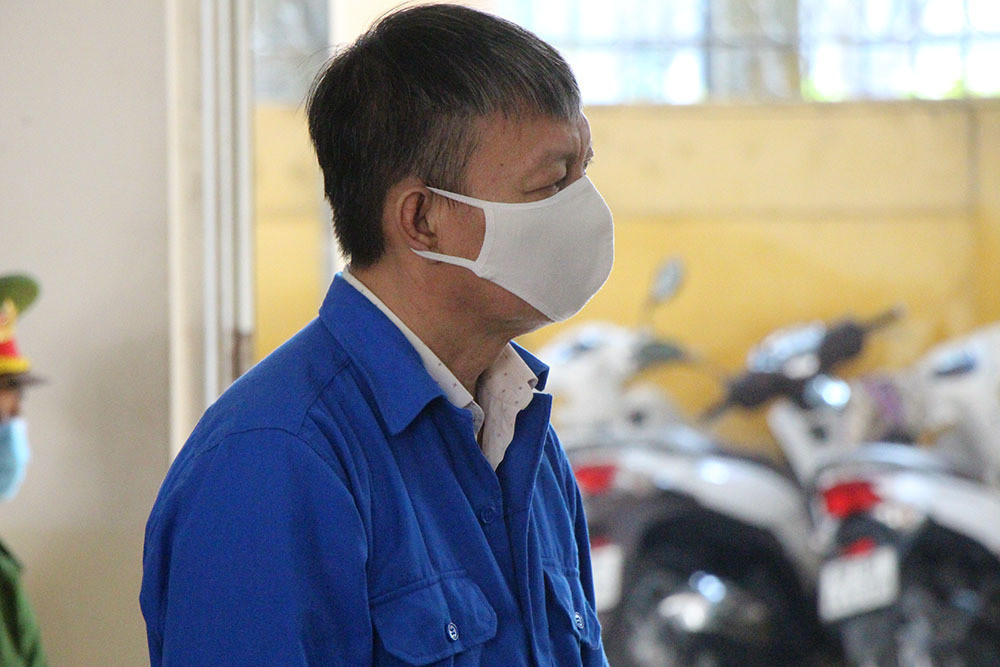 Để thực hiện ý định này, khoảng tháng 12/2020, Mãnh gặp Đào Ngọc Cảnh là người quen, đặt vấn đề nhờ người tìm cách điều chuyển Giám đốc Công an tỉnh với giá 20 tỷ đồng. Lúc này, Cảnh biết không thể thực hiện được nên nhờ Ngô Văn Trọng (SN 1973, TP Đà Nẵng). Sau đó, Trọng nhờ Hoàng Thị Tâm (SN 1967, TP Hà Nội) với giá 13 tỷ đồng. Tâm đồng ý và thỏa thuận sẽ chi 10 tỷ đồng để thực hiện việc điều chuyển cán bộ. Khi thành công, Tâm sẽ chi thêm 500 triệu đồng cho người mà bị cáo này nhờ thực hiện. Còn 2,5 tỷ đồng thì Tâm và Trọng sẽ chia nhau. Riêng số tiền 7 tỷ đồng còn lại, Trọng dự tính sẽ chia cho Cảnh (chưa trao đổi với Cảnh). (Ảnh: Vietnamnet)