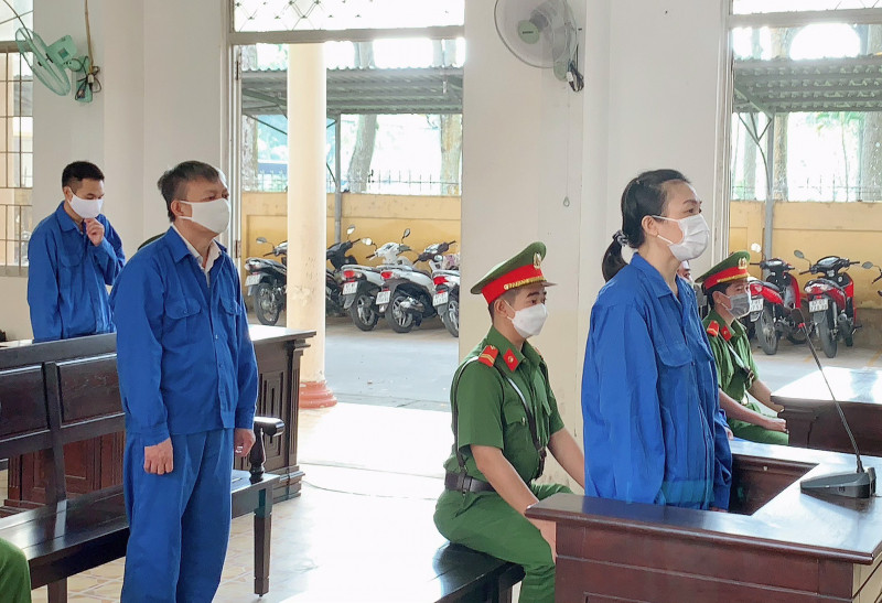 Ngày 20/1/2021, Mãnh chuyển tiền vào tài khoản của Tâm. Khi Quý đi ngang qua công ty của Mãnh thì thấy xe biển xanh nên nghi sự việc bị phát hiện. Trọng gặp Mãnh nói dối là sự tác động điều chuyển cán bộ đã bị phát hiện. Gã yêu cầu Mãnh chi từ 4-5 tỷ đồng để nhóm của Trọng đi lại và “lo lót” để nhóm không bị truy cứu trách nhiệm hình sự. Mãnh tin là thật và lo sợ mất 10 tỷ đồng nên nhiều lần thương lượng, thỏa thuận xin nhận lại tiền.