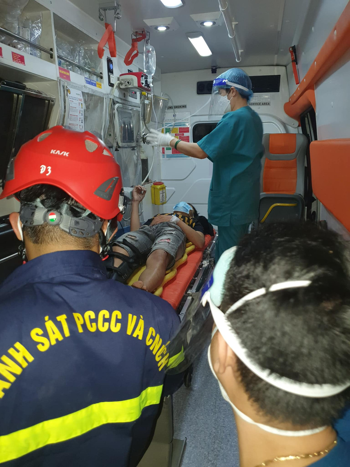 Mai me chup anh, nam thieu nien nga vuc sau o ban dao Son Tra-Hinh-4