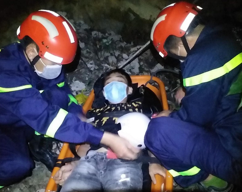 Mai me chup anh, nam thieu nien nga vuc sau o ban dao Son Tra