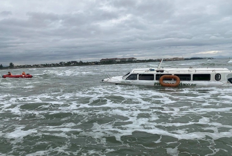 Chim ca no khien 17 nguoi chet: Dong co thuyen truong tu y thao thiet bi?