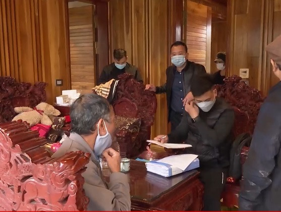 Lực lượng chức năng đã bắt và khởi tố 19 đối tượng, trong đó có 14 đối tượng ở Quảng Ninh, thu giữ 10 xe ô tô, trên 30 điện thoại, máy tính, thẻ ngân hàng và nhiều tài liệu liên quan đến hoạt động đánh bạc và tổ chức đánh bạc. Ngoài ra, cơ quan Công an còn thu giữ 2 khẩu súng, 27 viên đạn các loại.