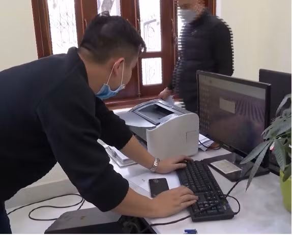 Đồng thời, Tú và Thành cũng điều hành 3 tài khoản Tổng đại lý SuperMaster là DTE359; Ca27, 8QL7. SuperMaster cũng là cấp cao nhất của đường dây, sau đó là Master, rồi Agent và cấp cuối cùng là Member. Người chơi mua điểm ảo tại các trang mạng này. 