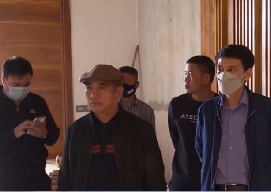  Theo Công an tỉnh Quảng Ninh, sau quá trình điều tra, thu thập chứng cứ, mới đây, cơ quan công an đã đồng loạt tiến hành khám xét khẩn cấp 11 địa điểm tại thị xã Đông Triều, thị xã Quảng Yên, huyện Ba Chẽ (tỉnh Quảng Ninh) và các huyện Sóc Sơn, Mê Linh (TP Hà Nội). 