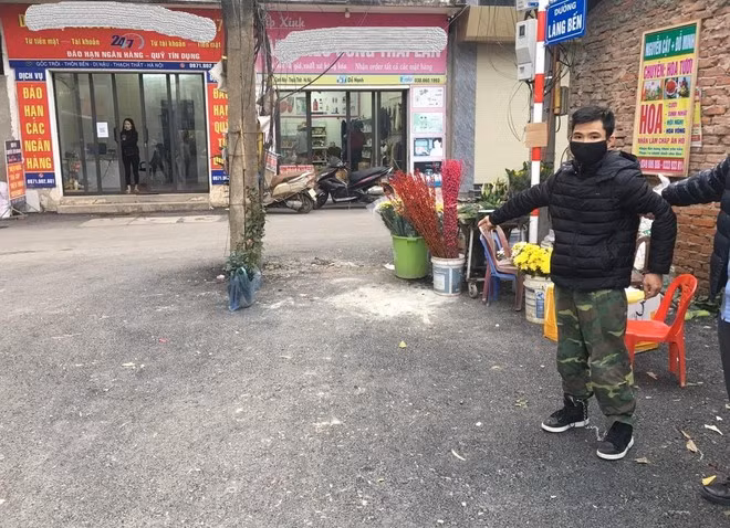 Đến tháng 11/2021, Huyên bỏ 2 chiếc đinh vít vào miệng rồi đổ nước bắt cháu bé uống. Sau đó, bé gái được mẹ đưa đến bệnh viện để lấy 2 dị vật ra. Tháng 12/2021, thấy bé A. không ngủ, Huyên đã đánh gãy tay phải của cháu bé.