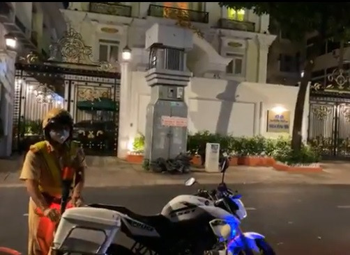 Sau đó, nhiều cá nhân bị bà Hằng tố cáo đã gửi đơn đến Công an TP.HCM, Công an tỉnh Bình Dương tố ngược bà Nguyễn Phương Hằng có hành vi vu khống, làm nhục người khác và lợi dụng các quyền tự do dân chủ xâm phạm lợi ích nhà nước, quyền lợi ích hợp pháp của tổ chức, cá nhân.