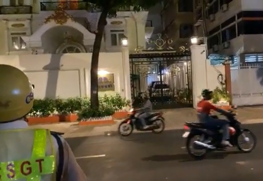 Nếu ngoài hành vi này mà các hành vi khác cũng thỏa mãn dấu hiệu cấu thành tội phạm của các tội danh như: tội làm nhục người khác, tội vu khống, tội đưa thông tin trái phép trên mạng internet thì cơ quan điều tra sẽ tiếp tục khởi tố để xử lý đối với nữ doanh nhân này về nhiều tội danh theo quy định pháp luật. 